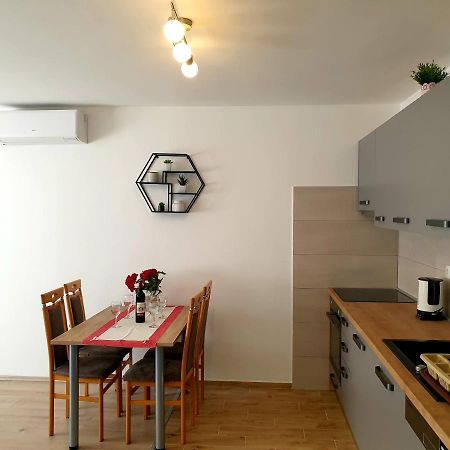Apartment Mon Cheri-Located In A Quiet Neighbourhood Near Beaches Free Parking 普拉 外观 照片