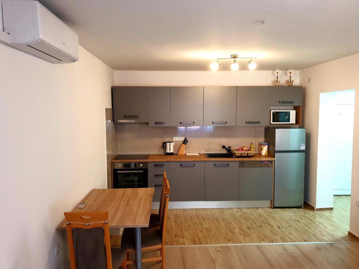 Apartment Mon Cheri-Located In A Quiet Neighbourhood Near Beaches Free Parking 普拉 外观 照片